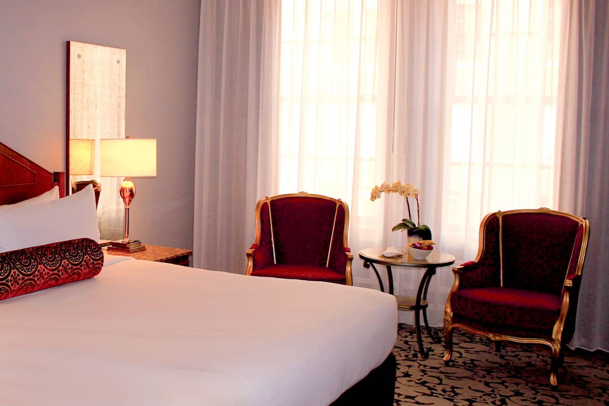 Hypo-allergenic bedding, down duvets, in-room safe, desk