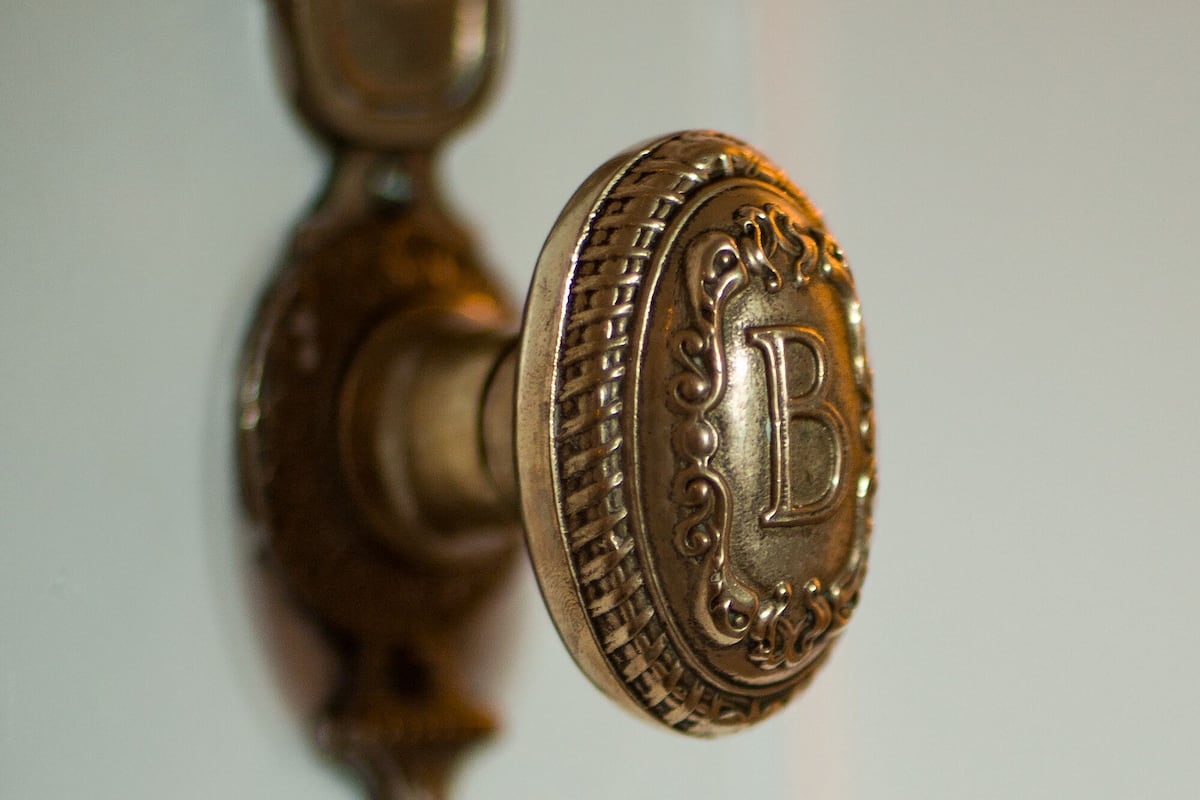 Hypo-allergenic bedding, down duvets, in-room safe, desk