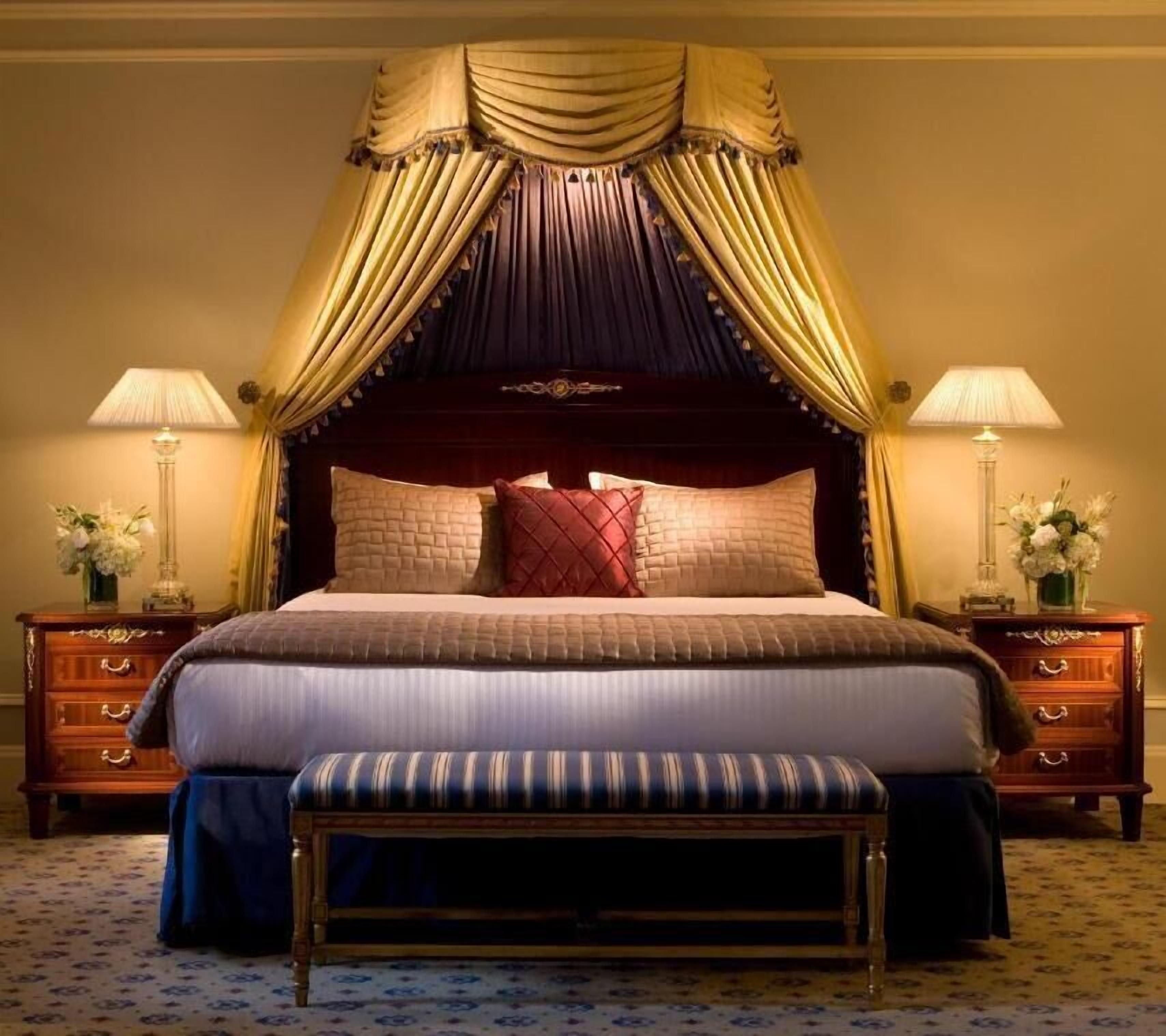 Hypo-allergenic bedding, down duvets, in-room safe, desk