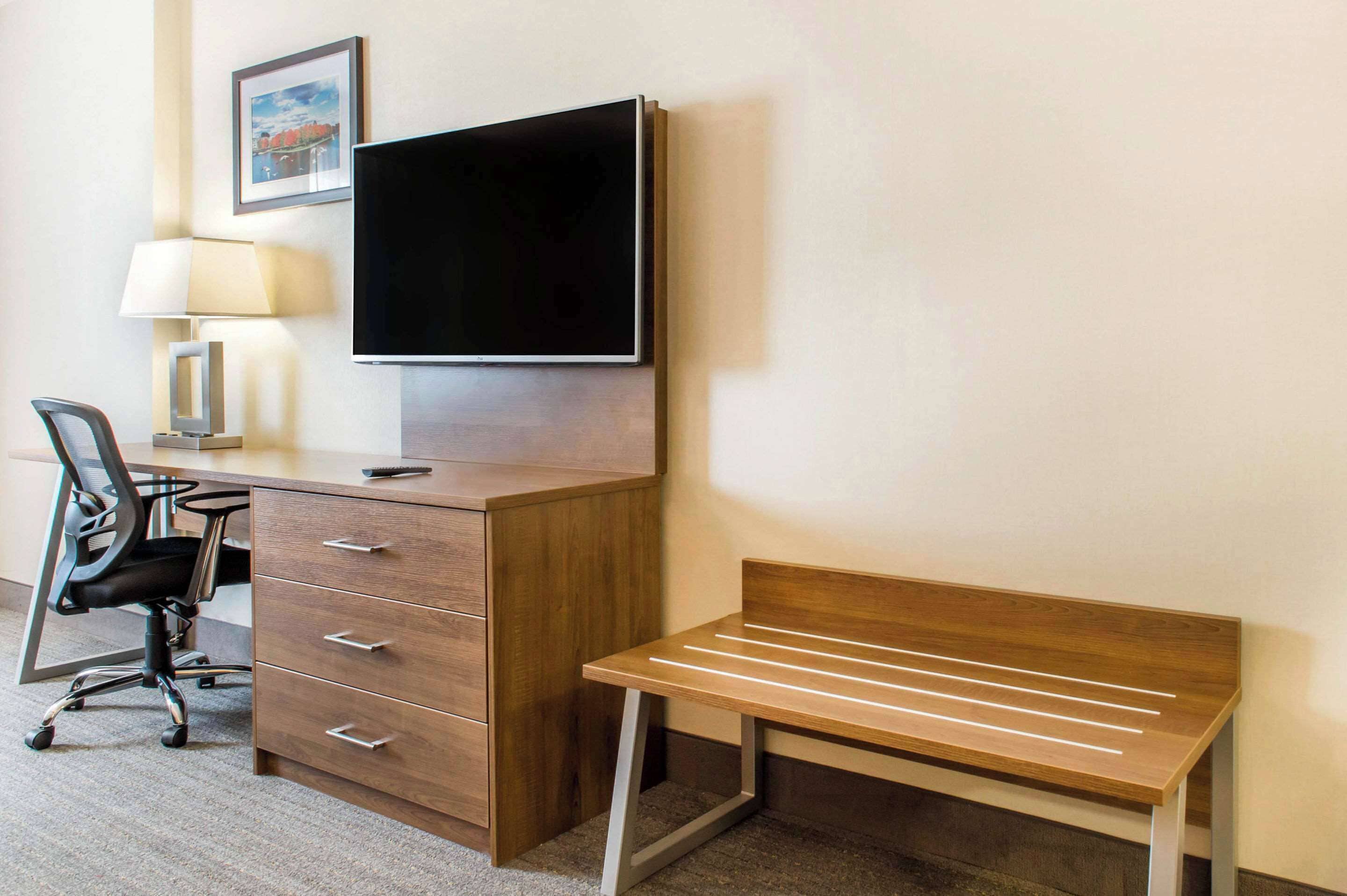 standard room, 1 king bed, non smoking | in-room safe, desk, iron/ironing board, free cots/infant beds