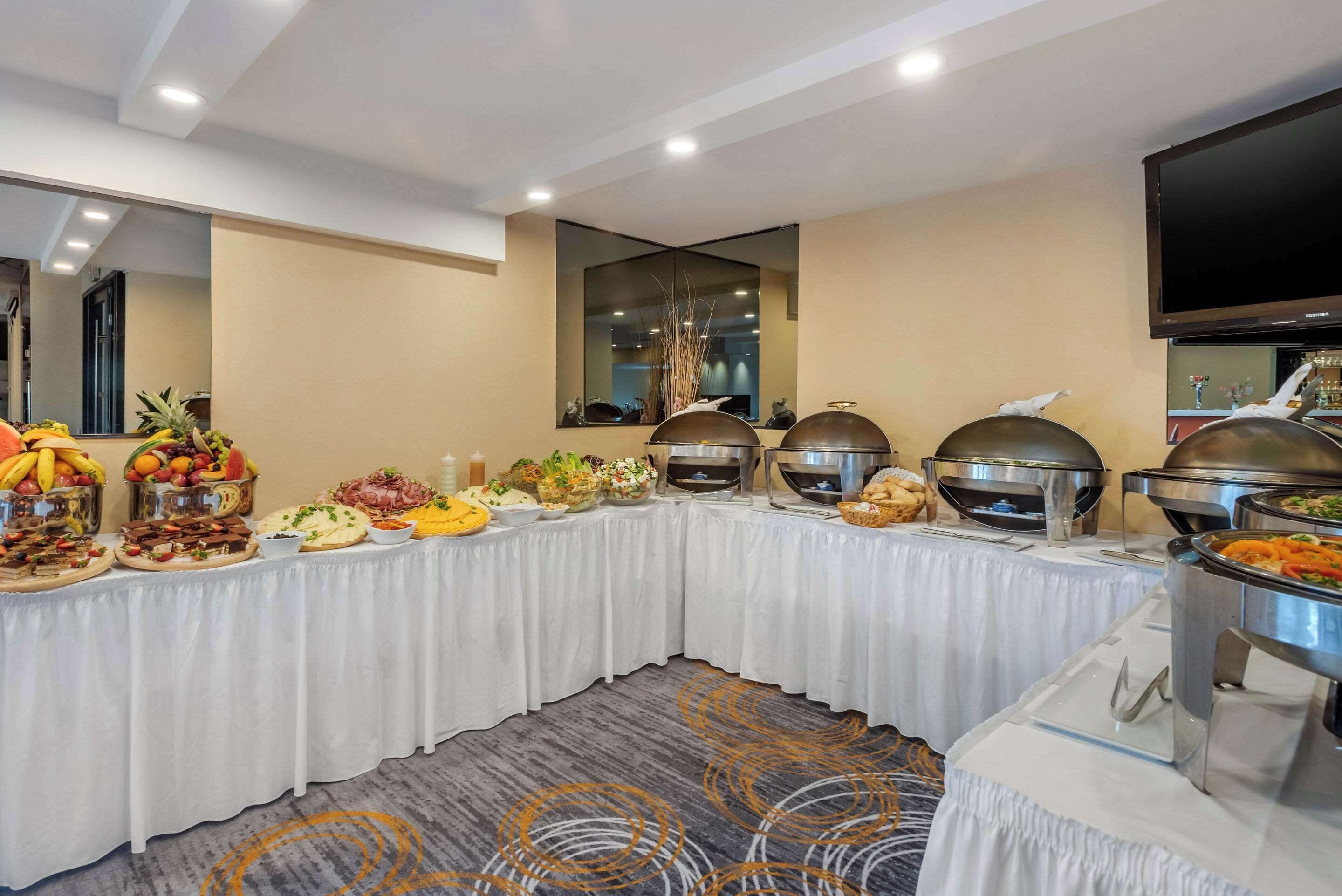 Un buffet proposant divers plats et une télévision fixée au mur.