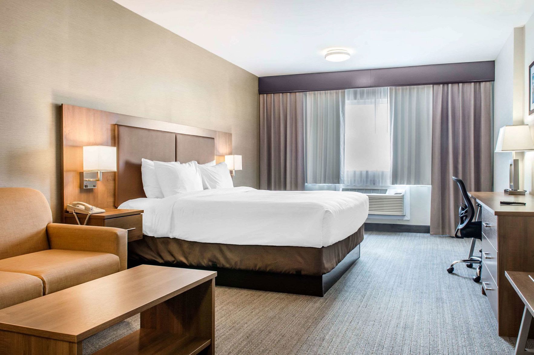 Een kluis op de kamer, een bureau, een strijkplank/strijkijzer