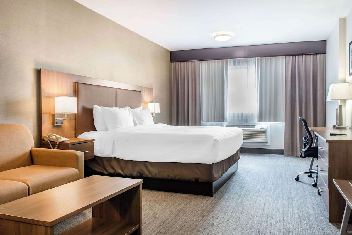 standard room, 1 king bed, non smoking | in-room safe, desk, iron/ironing board, free cots/infant beds