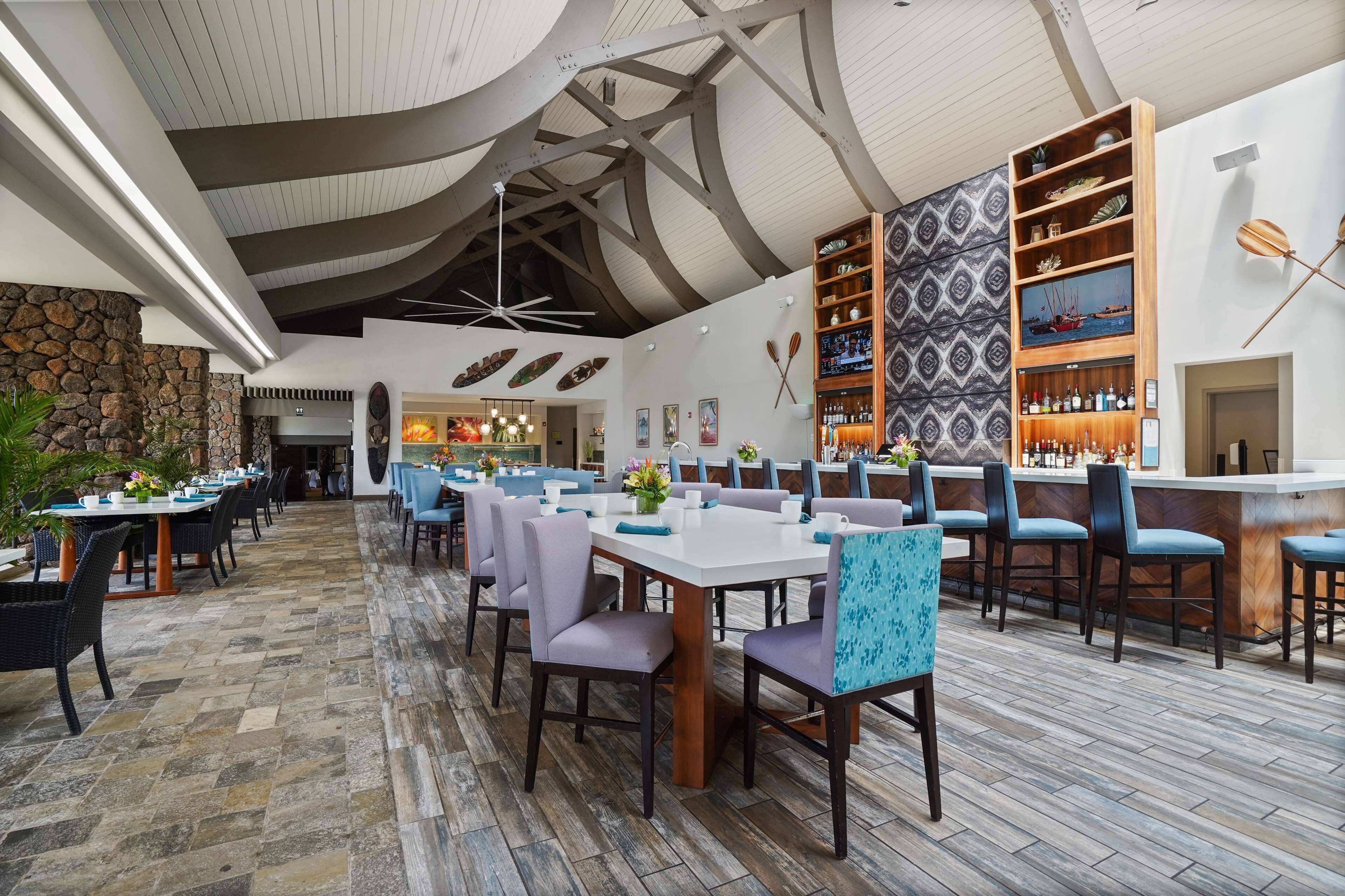 2 restaurants, breakfast, dinner served; hawaiian cuisine