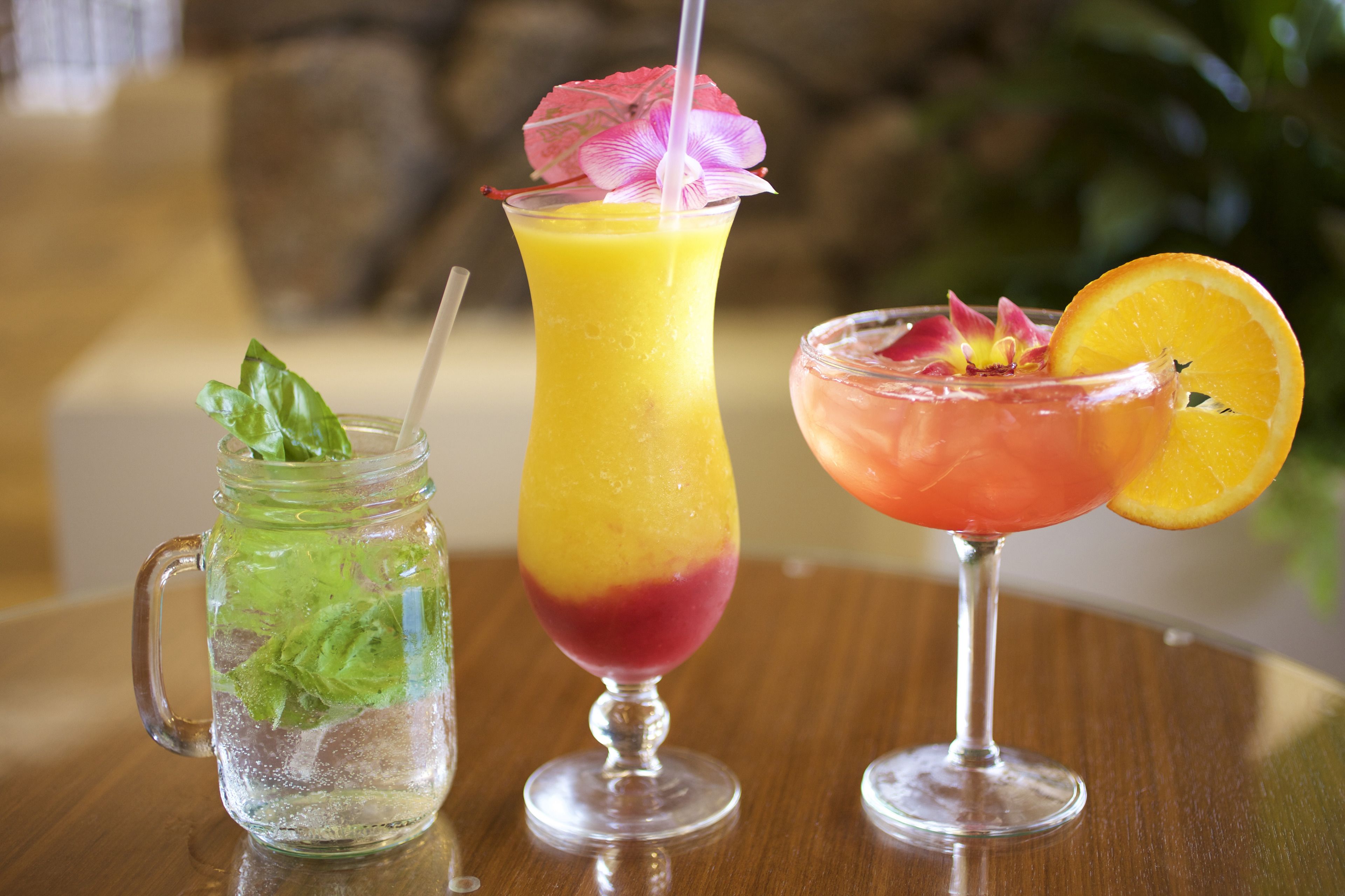 Tres bebidas sobre una mesa de madera.