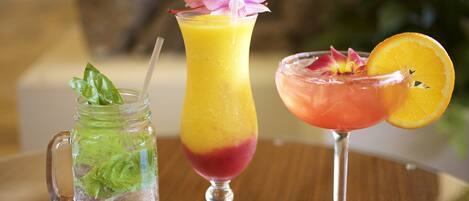 Tres bebidas sobre una mesa de madera.