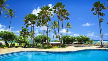 2 hồ bơi ngoài trời, dù/ô trên bãi biển/hồ bơi