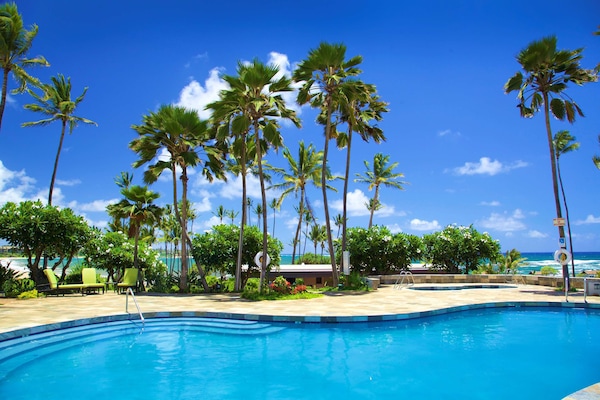 2 outdoor pools, pool umbrellas