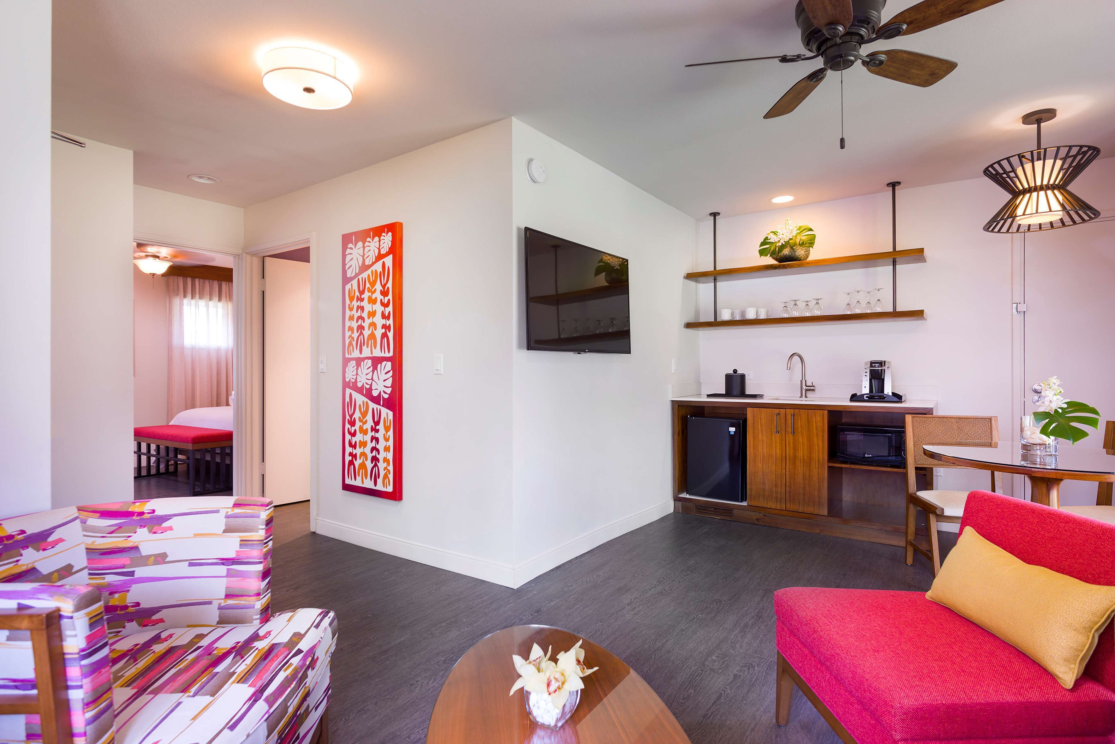 cottage, 1 king bed | living area | 46-inch lcd tv with premium tv channels, tv, pay films