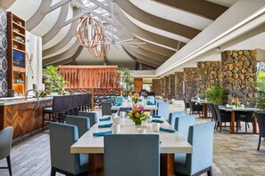 2 restaurants servant le petit déjeuner, spécialités Cuisine hawaïenne