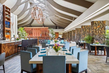 2 restaurants, breakfast served, Hawaiian cuisine. Hilton Garden Inn Kauai Wailua Bay, HI