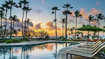 2 outdoor pools, pool umbrellas