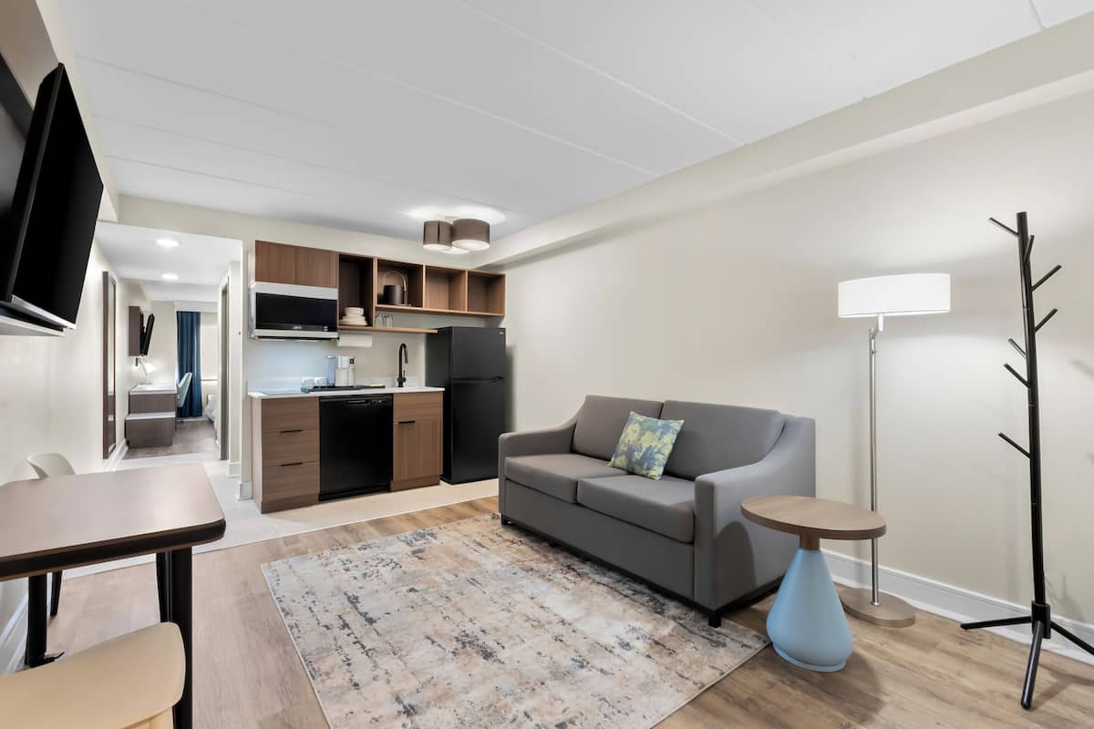 50-Zoll-Flachbildfernseher mit Satellitenempfang, Fernseher, Bücher