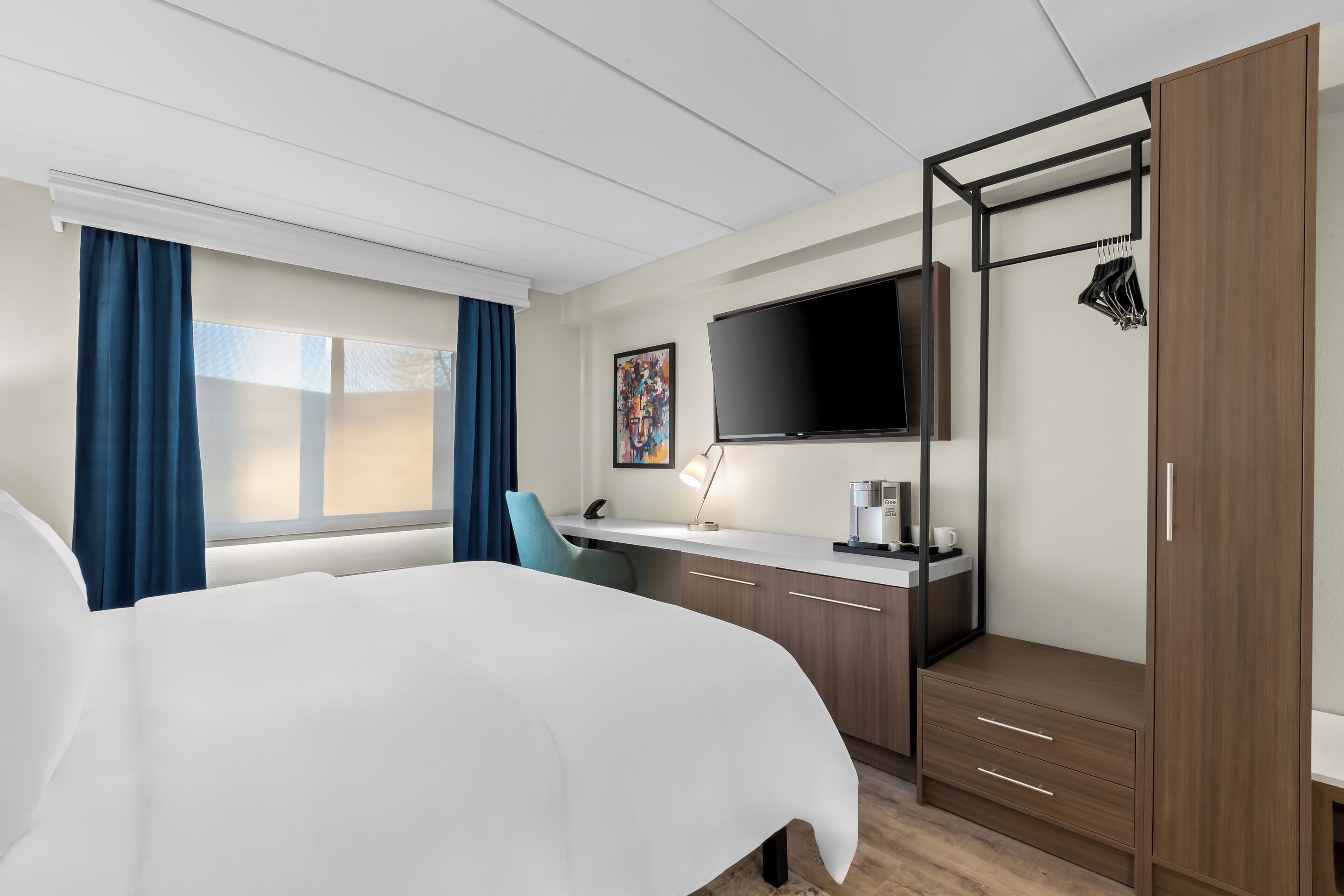 客房内保险箱、特色装修、特色家居、办公桌