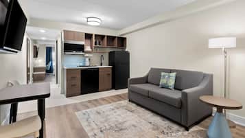 Suite, 1 King Bed, Roll-in Shower | Living area