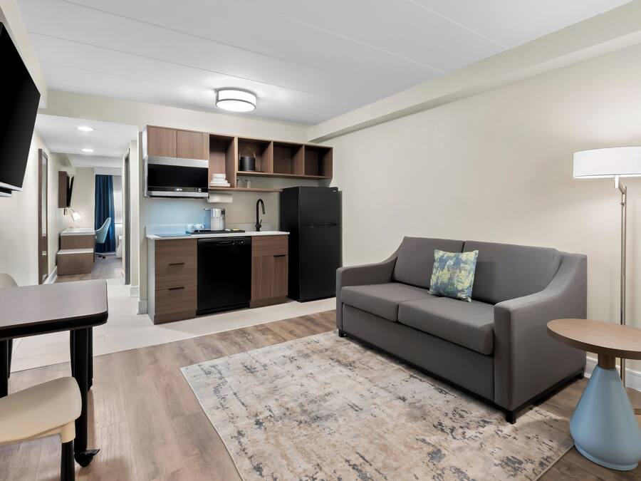 En 50-tommers Flatskjerm-TV med Parabol-TV samt TV og bøker