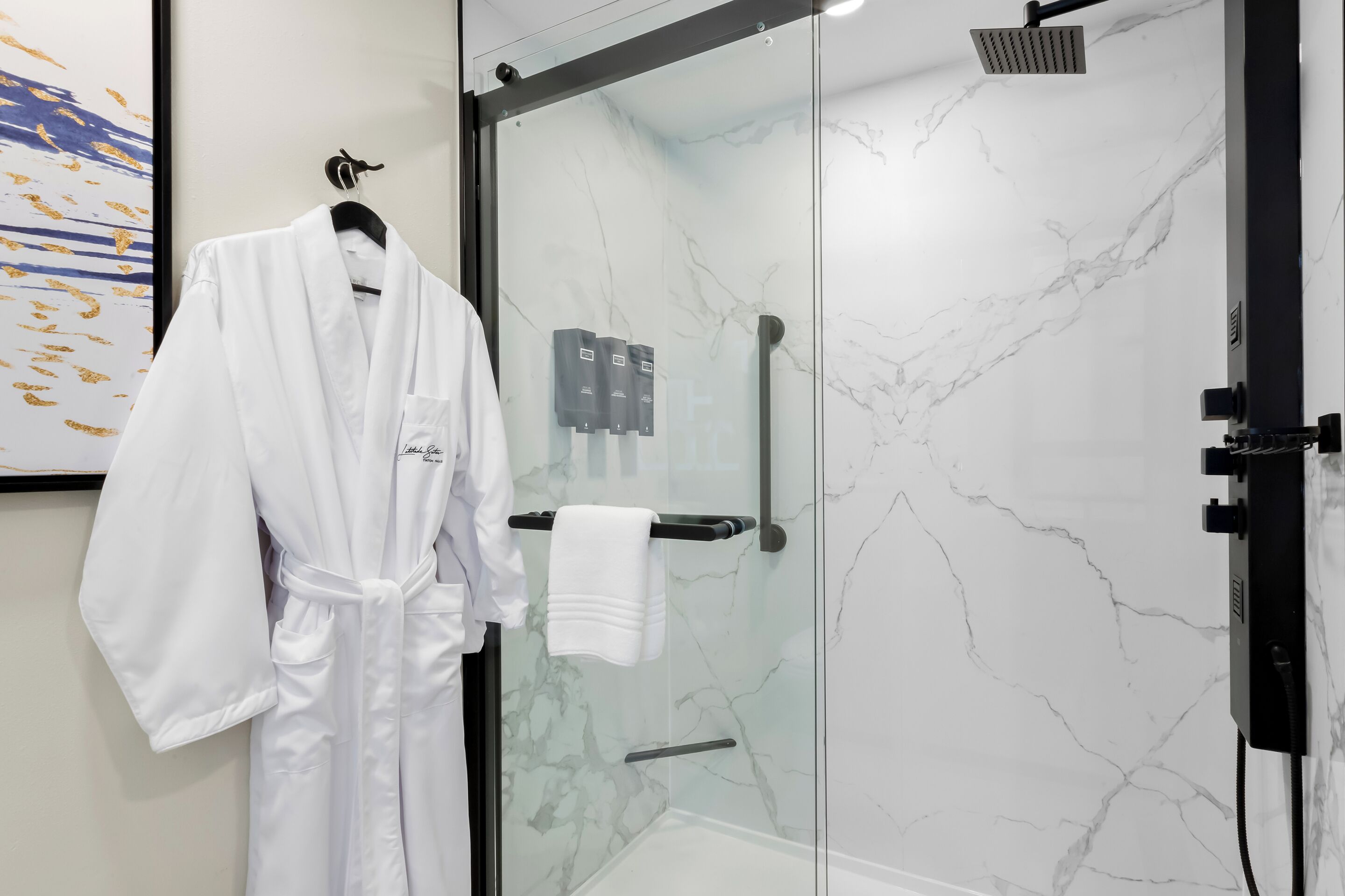 淋浴設備、免費盥洗用品、吹風機、浴袍