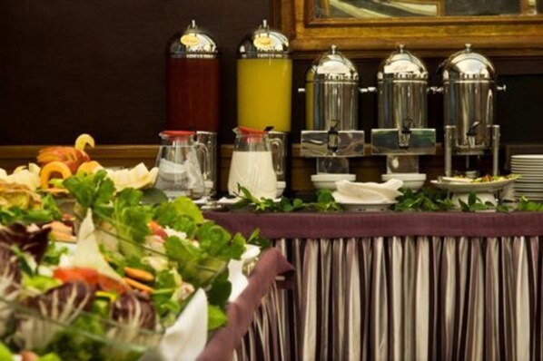 Un buffet proposant une variété de plats et de boissons en libre-service.