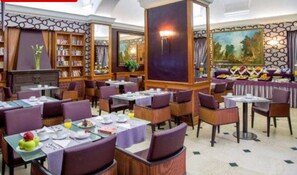 Desayuno continental (EUR 10 por persona) 