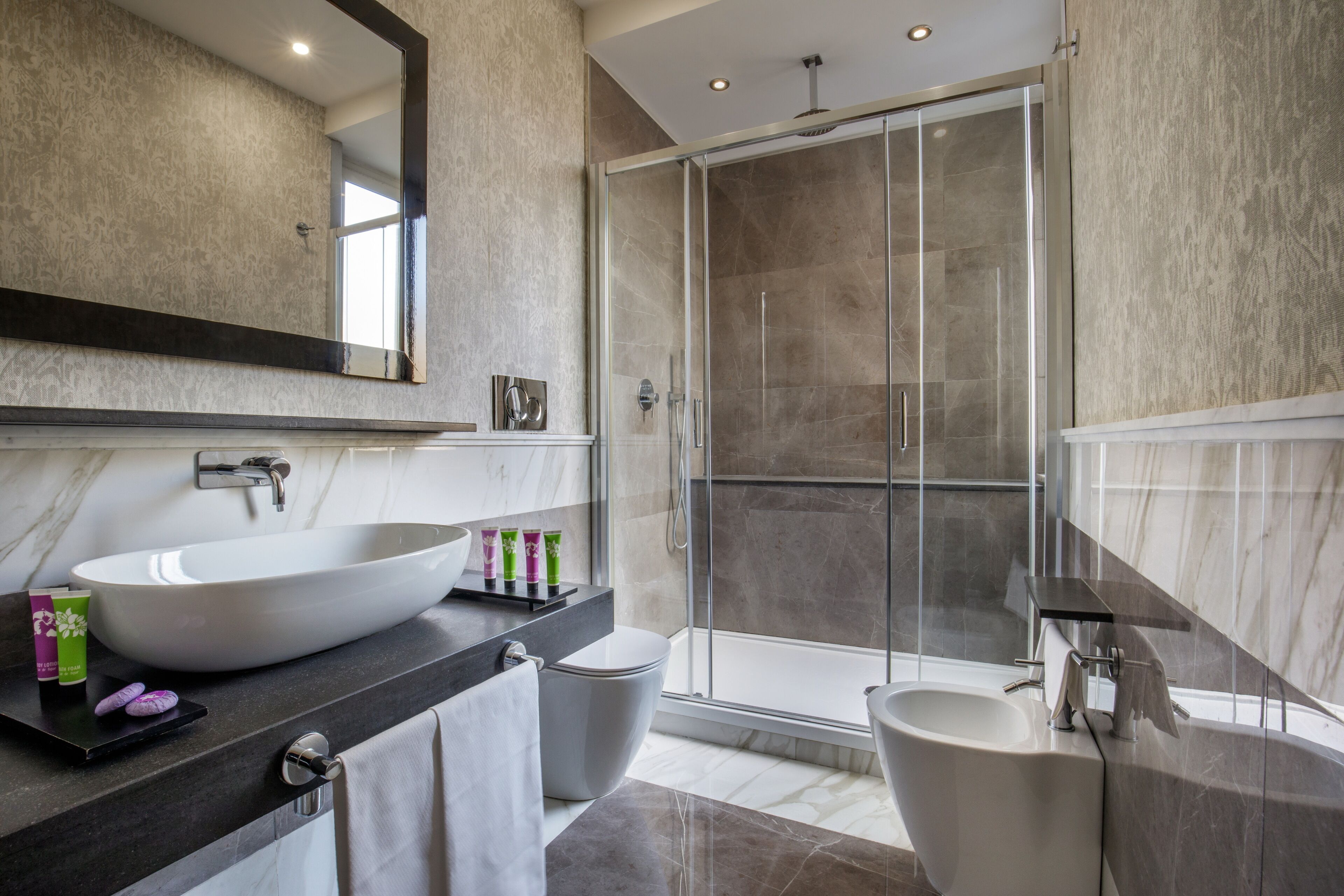 Bidet, towels