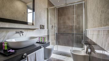 Bidet, towels