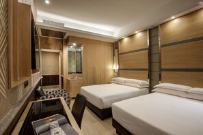 Habitació quàdruple de luxe | Cobrellits, matalassos d'escuma viscoelàstica i minibar 