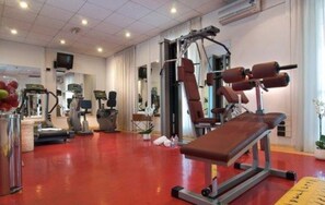 A gym with exercise equipment, a bench, and a treadmill. - Hotel Morgana (Rome)