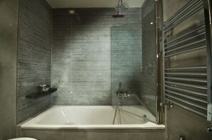 Bidet, towels