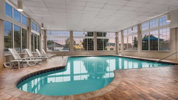 Indendørs pool, åben fra kl. 09.00 til kl. 00.00, parasoller