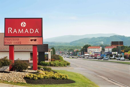 Ramada by Wyndham Pigeon Forge North - Image 28