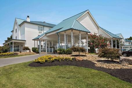 Ramada by Wyndham Pigeon Forge North - Image 16