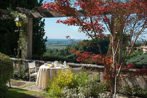 Se sirven desayunos y cocina mediterránea, con vista al jardín 