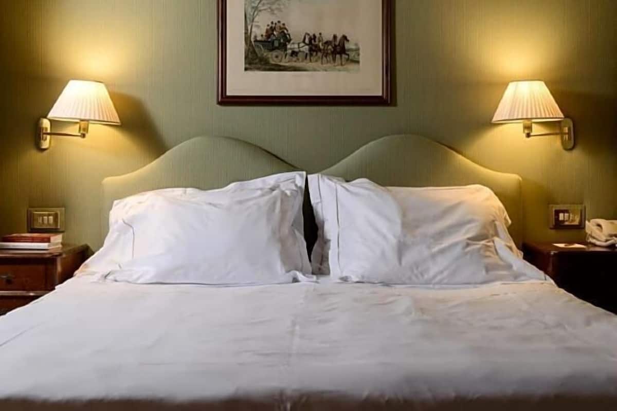 Hypo-allergenic bedding, minibar, in-room safe, blackout curtains