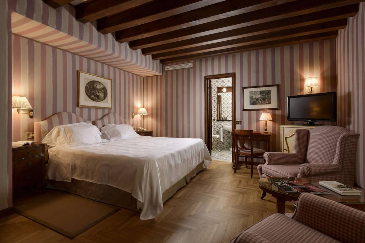 Superior Double Room | Hypo-allergenic bedding, down comforters, minibar, in-room safe