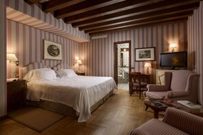 Habitación superior | Ropa de cama hipoalergénica y minibar 