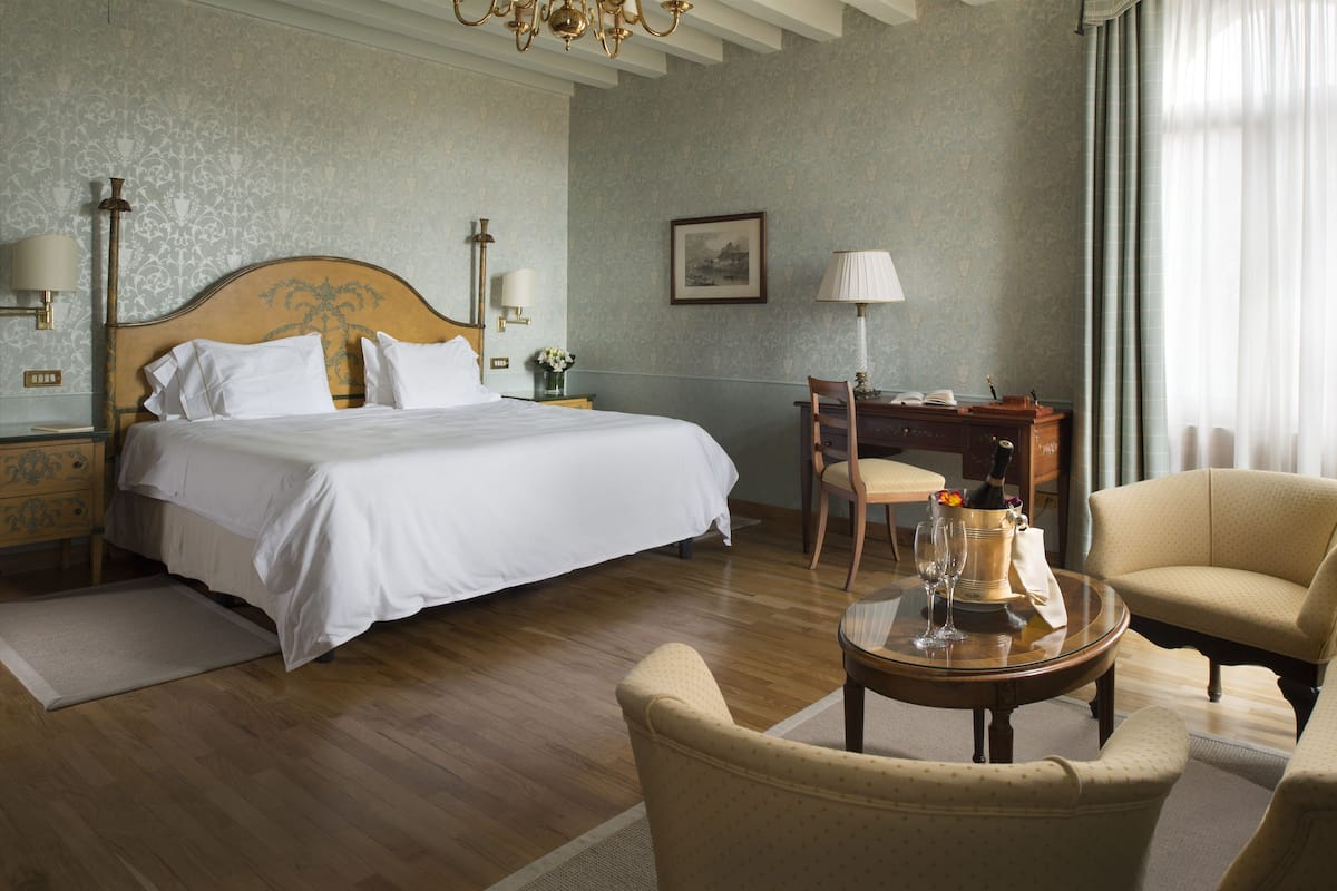 Suite | Hypo-allergenic bedding, minibar, in-room safe, blackout drapes
