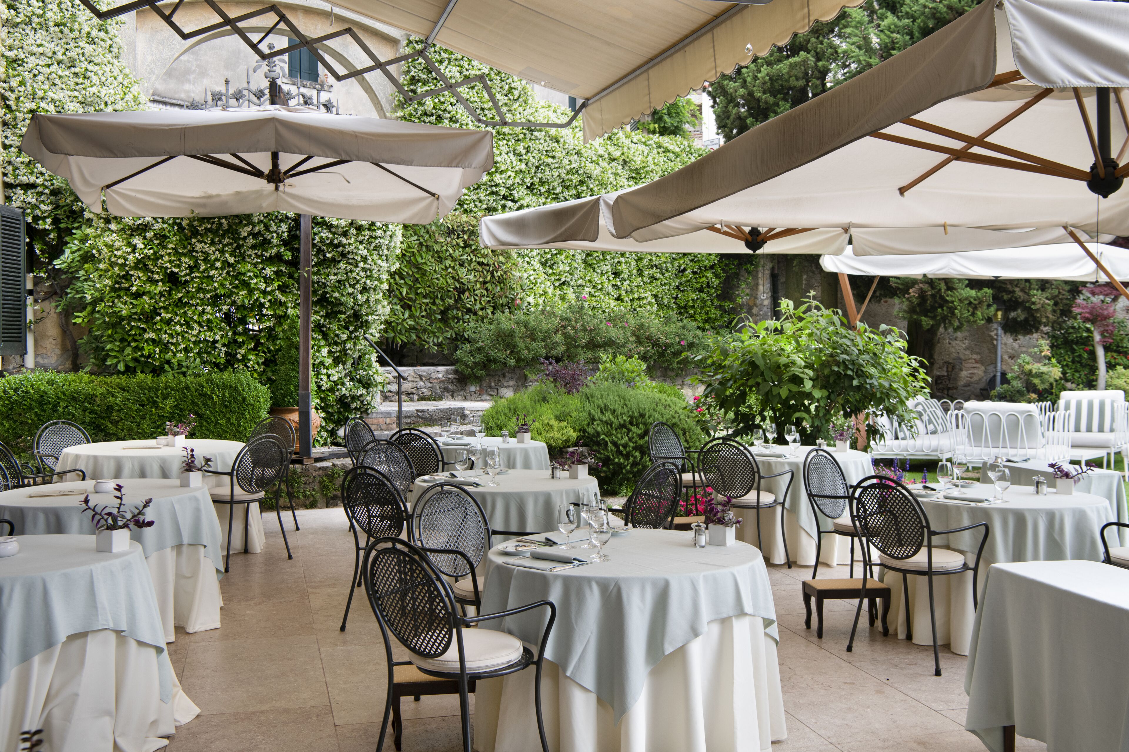 Frühstück, Mittagessen, mediterrane Küche, Blick auf den Garten 