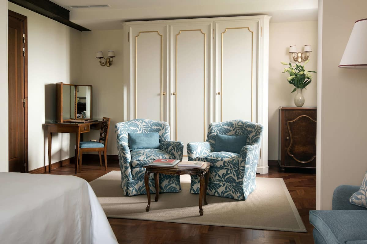 Junior Suite | Hypo-allergenic bedding, minibar, in-room safe, blackout drapes