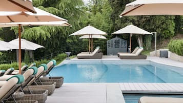 Seasonal outdoor pool, pool umbrellas