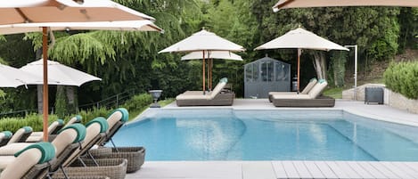 Piscine extérieure (ouverte en saison), parasols de plage