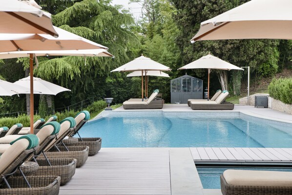 Piscine extérieure (ouverte en saison), parasols de plage