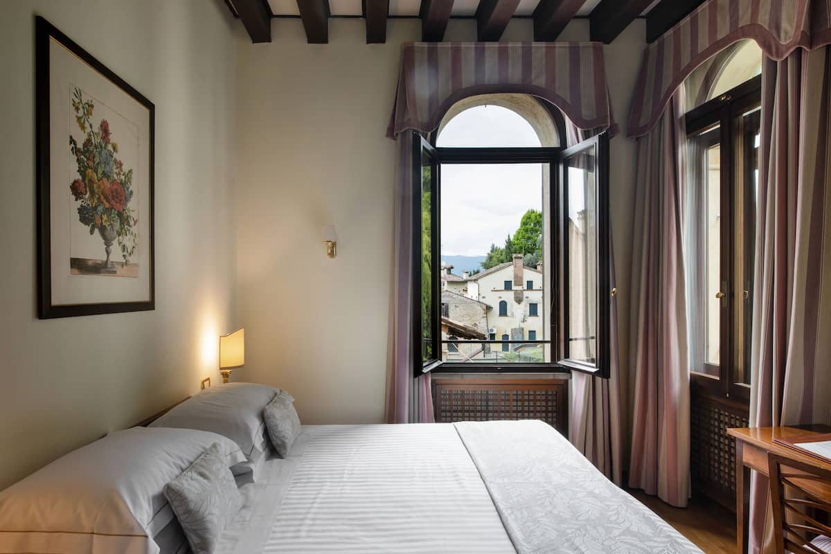 Classic Twin Room | Hypo-allergenic bedding available, down comforters, minibar