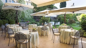 Se sirven desayunos y cocina mediterránea, con vista al jardín