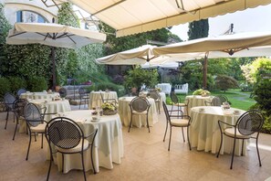 Petit-déjeuner, déjeuner et dîner servis sur place, vue sur le jardin