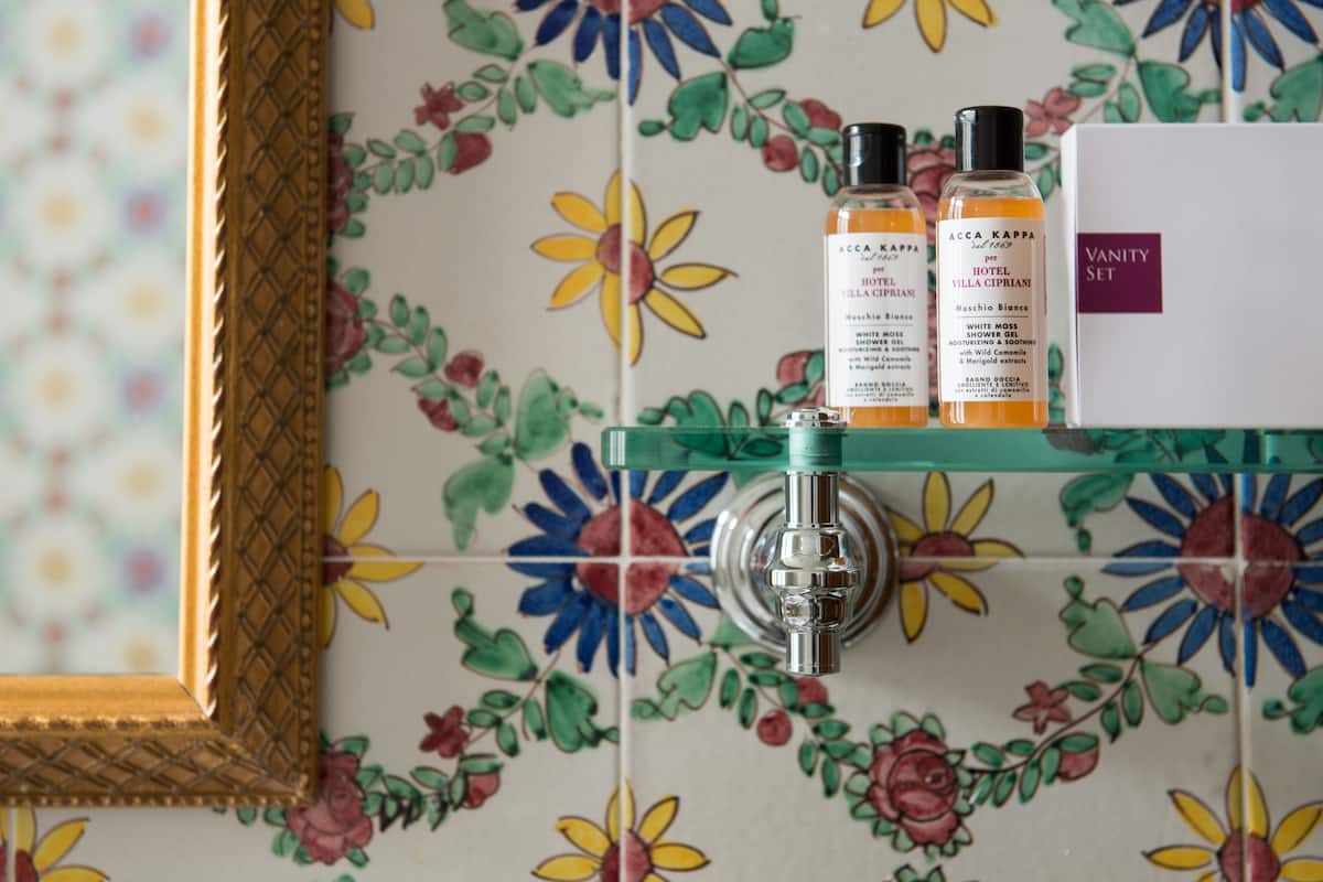 deluxe double room | bathroom | combined shower/bathtub, rainfall showerhead, free toiletries