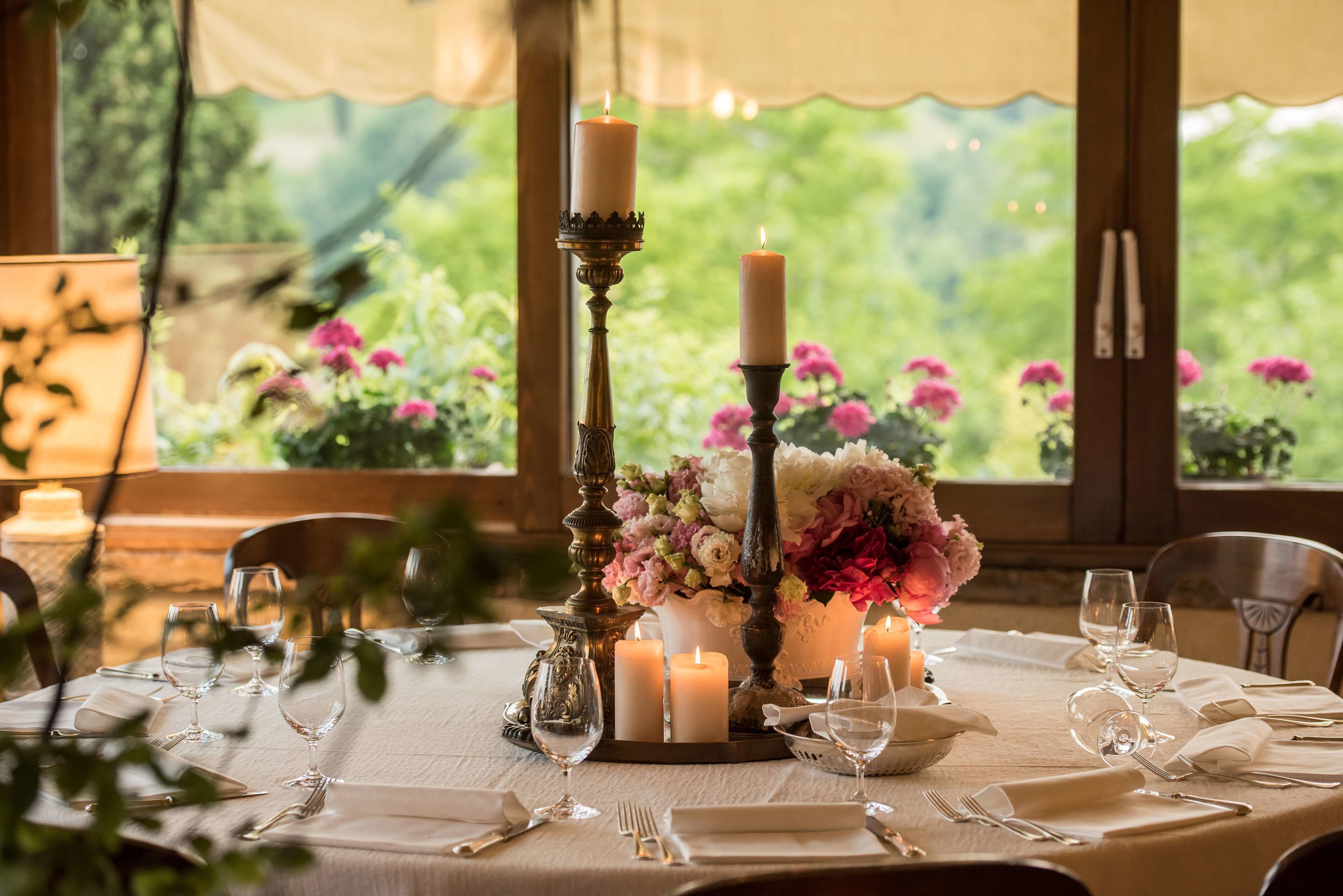 朝食、ランチ、ディナーに営業 (地中海料理、ガーデン ビュー)