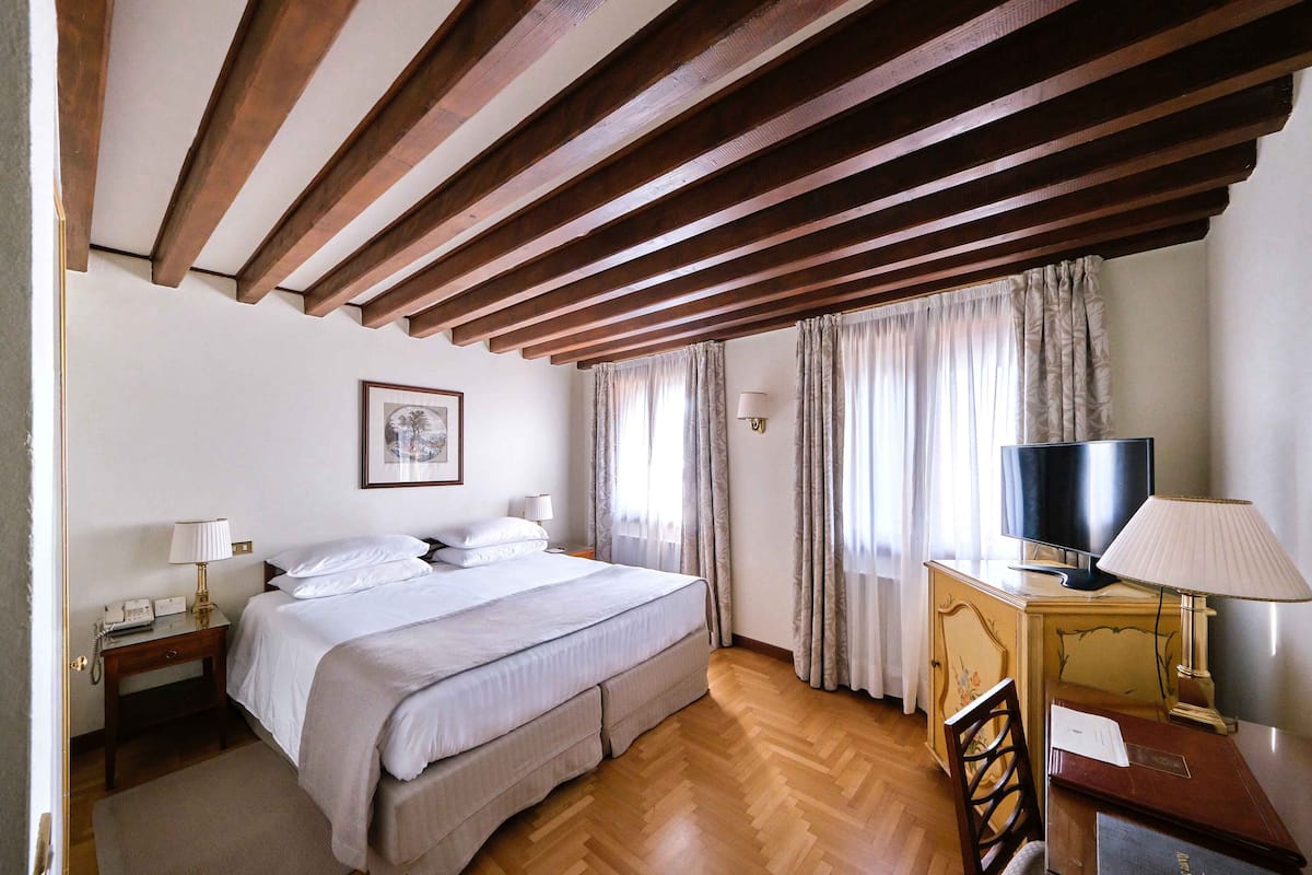 Superior Double Room | Hypo-allergenic bedding available, down comforters, minibar
