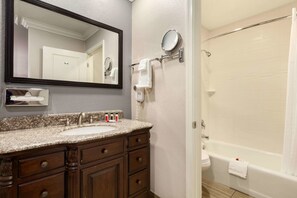 Bañera con ducha, cabezal de ducha con hidromasaje, secador de pelo