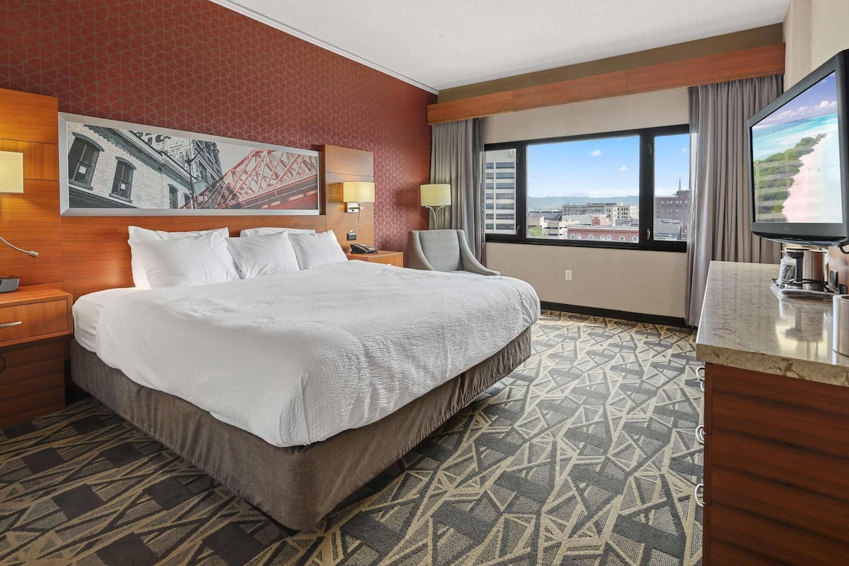 1 bedroom, pillow-top beds, desk, laptop workspace