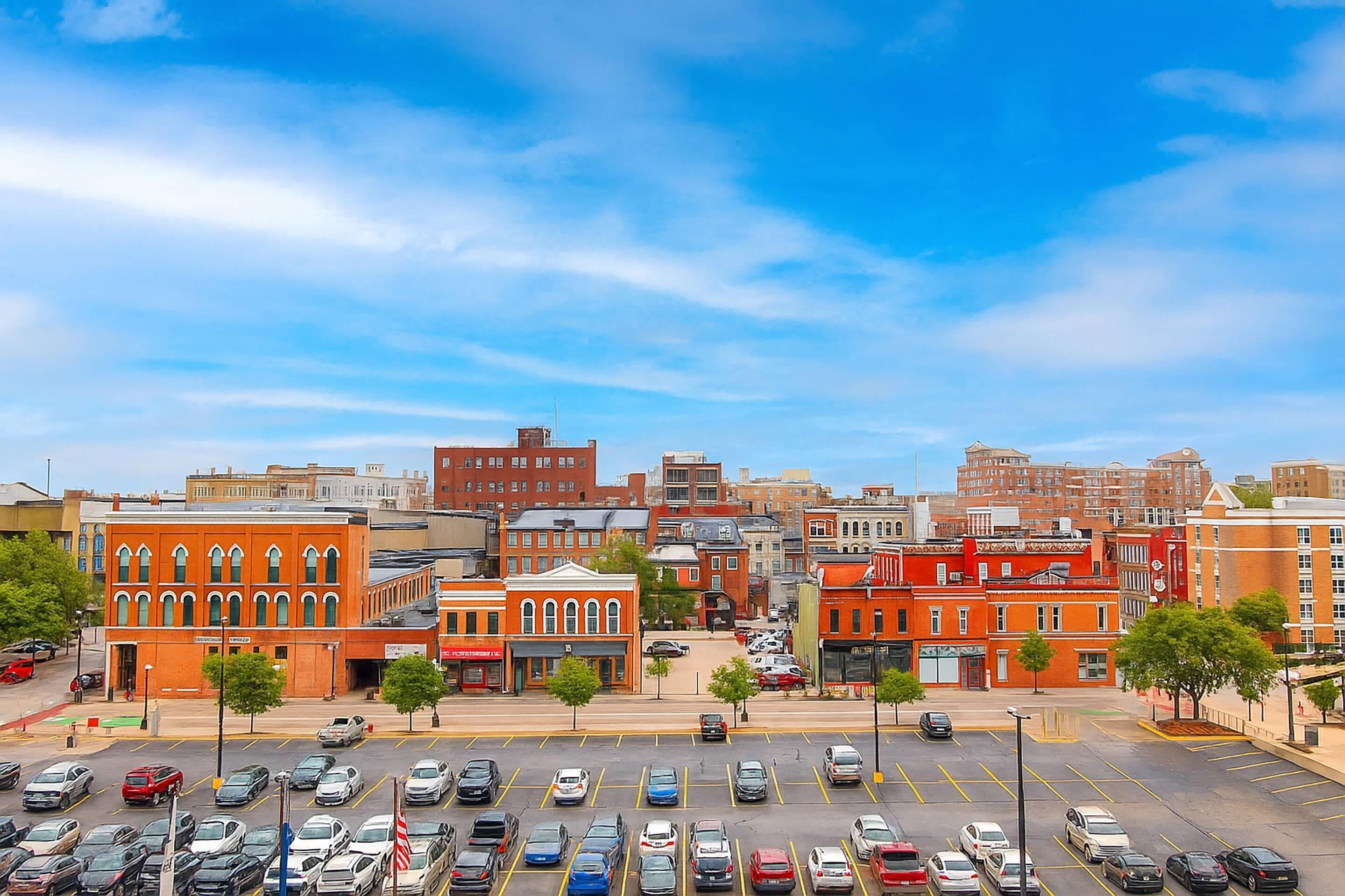 أسرّة بطبقة علوية مريحة ومكتب ومساحة عمل للكمبيوتر المحمول وستائر تعتيم